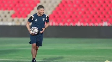 واقعة غريبة في الدوري السعودي.. مدرب الفيحاء يندهش من اختفاء الكرة أمام الشباب